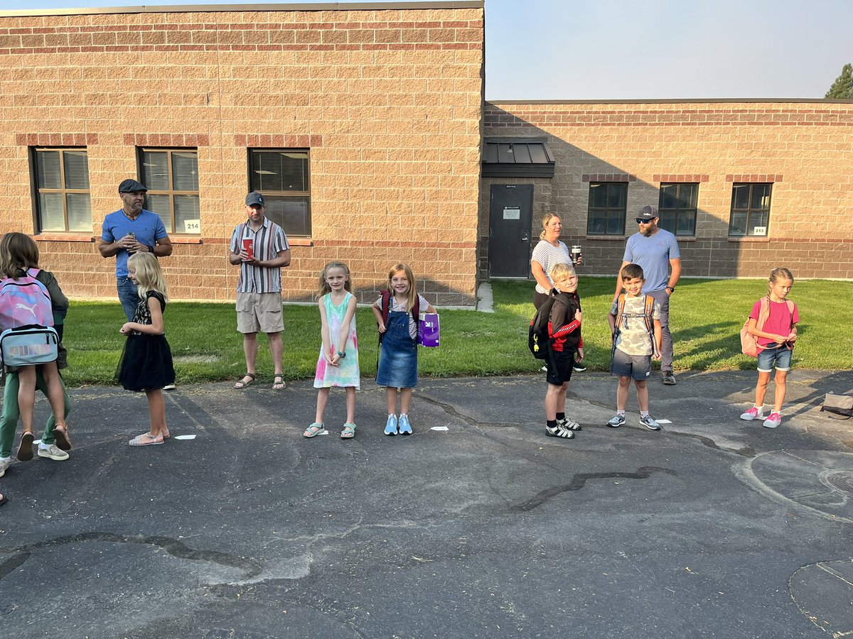 HSESCougars's tweet photo. Happy first day of school cougars! https://t.co/OYsX96RgDh