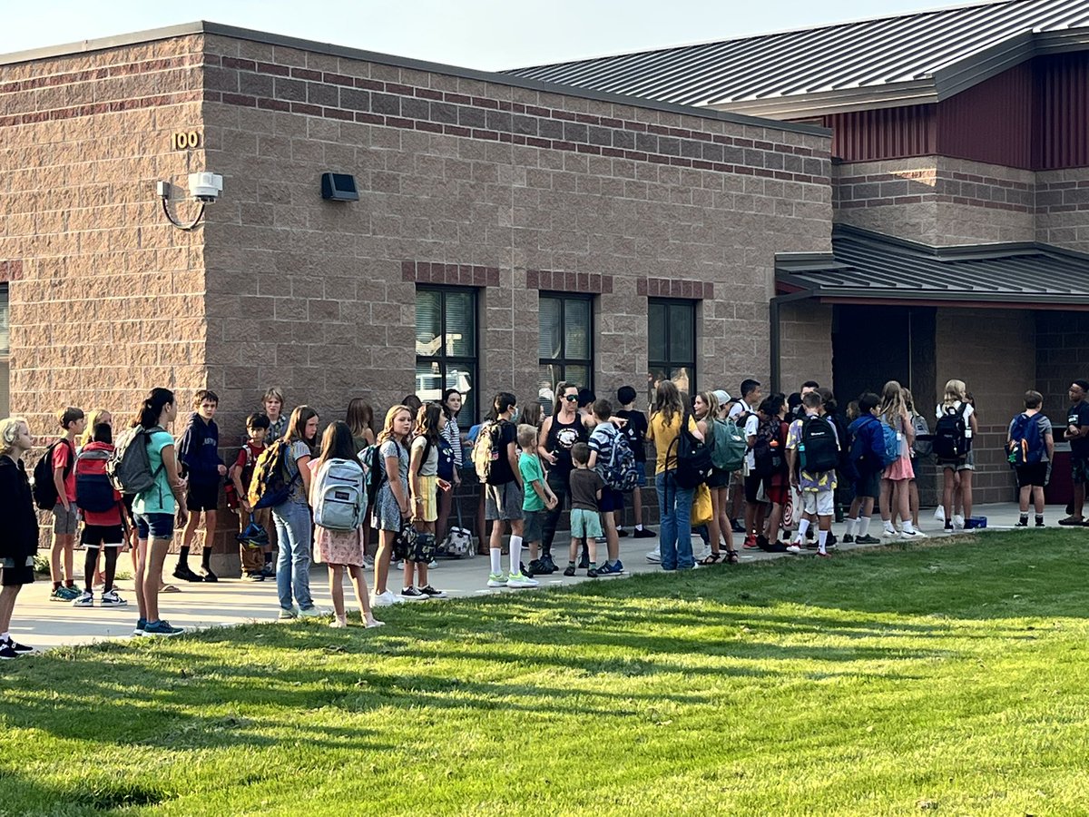 HSESCougars's tweet photo. Happy first day of school cougars! https://t.co/OYsX96RgDh