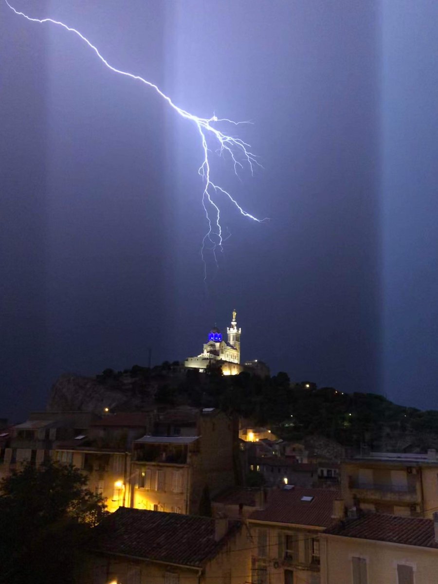 BenSmo0th's tweet photo. Les orages à Marseille. 

#TeamOM https://t.co/BWr8vXbhPh