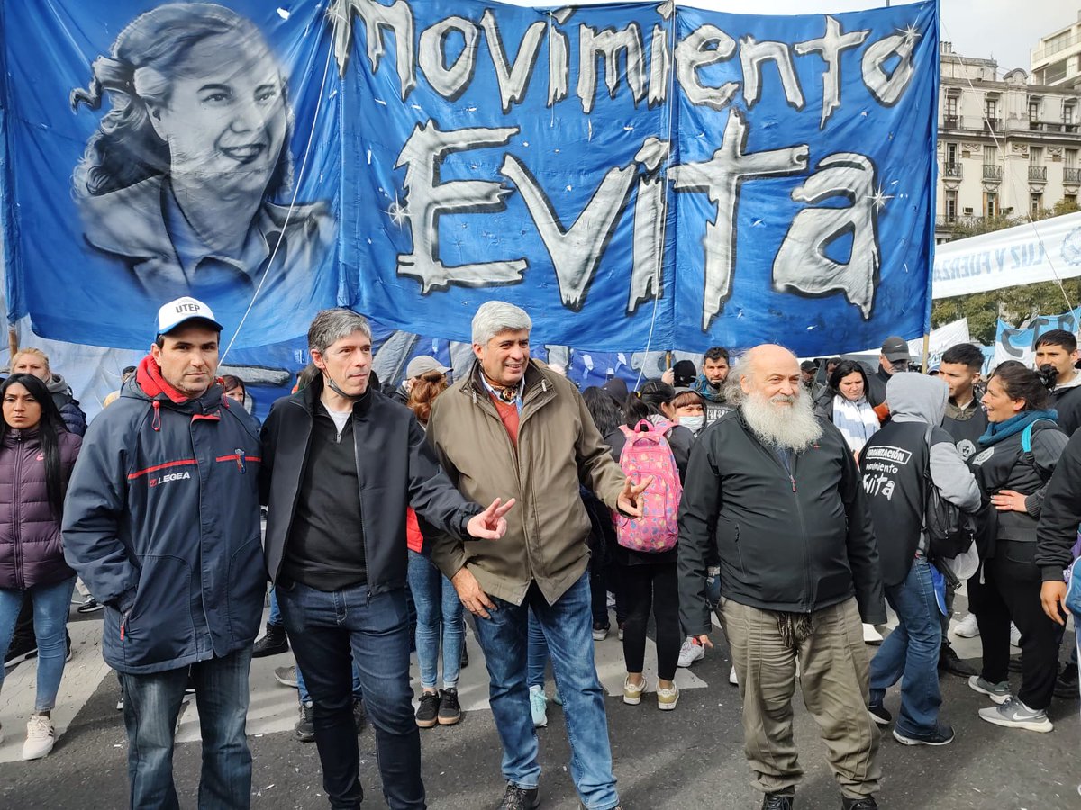 universidad891's tweet photo. 🗣️🎙️📻 #Móvil de @Sayagopress para #HQS  con la multitudinaria marcha de los gremios al microcentro porteño https://t.co/rXGryUaeEP