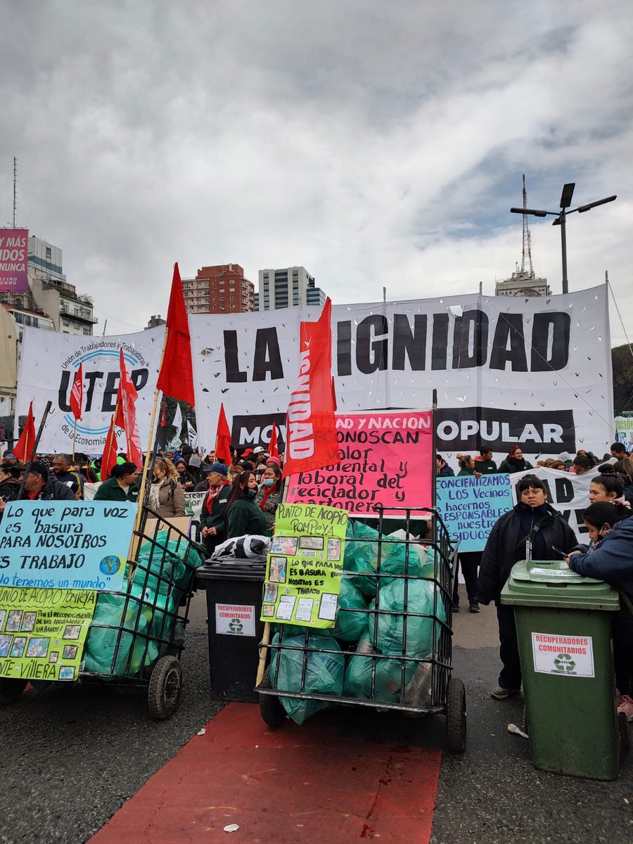 universidad891's tweet photo. 🗣️🎙️📻 #Móvil de @Sayagopress para #HQS  con la multitudinaria marcha de los gremios al microcentro porteño https://t.co/rXGryUaeEP