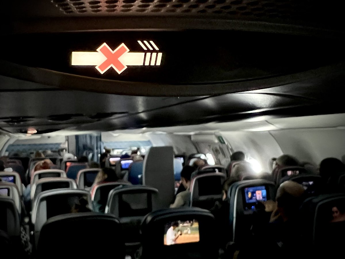 CameraGuy4267's tweet photo. You think if they turn this off, everybody will just light up at once?
#PlaneThoughts #Flying #NoSmoking https://t.co/Jsq80hI5iI