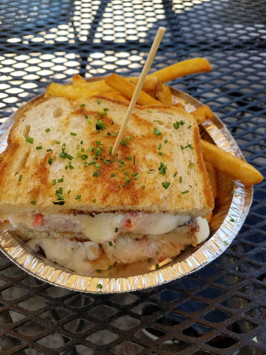 ShinyElishaR's tweet photo. @MrMake1tHappen Yaaaaas!! #SlapFish in #LagunaBeach here in California makes a delicious one. Seafood and cheese most definitely goes together. https://t.co/X5AHgybumy
