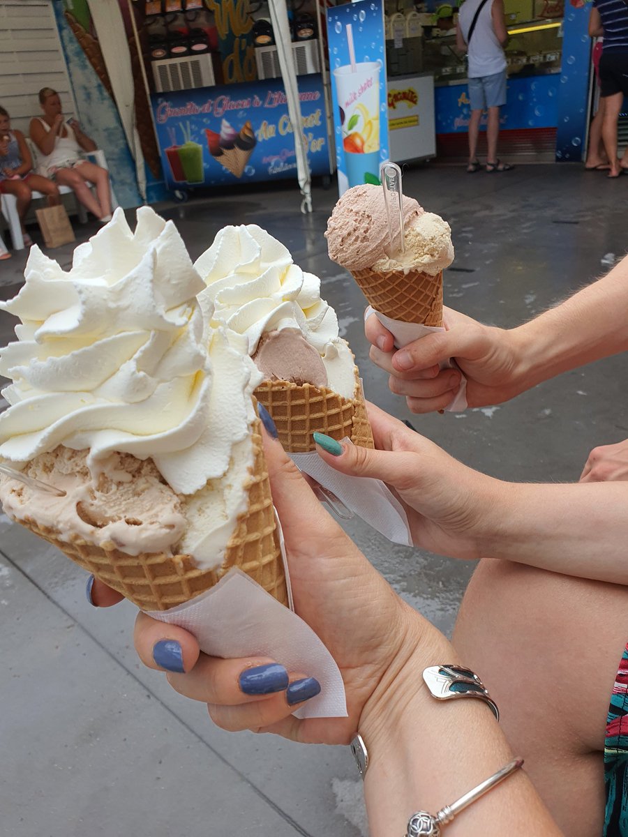 On se lâche !!! Les meilleures glaces de  #marseillanplage c au cornet d or !!!!!!!!