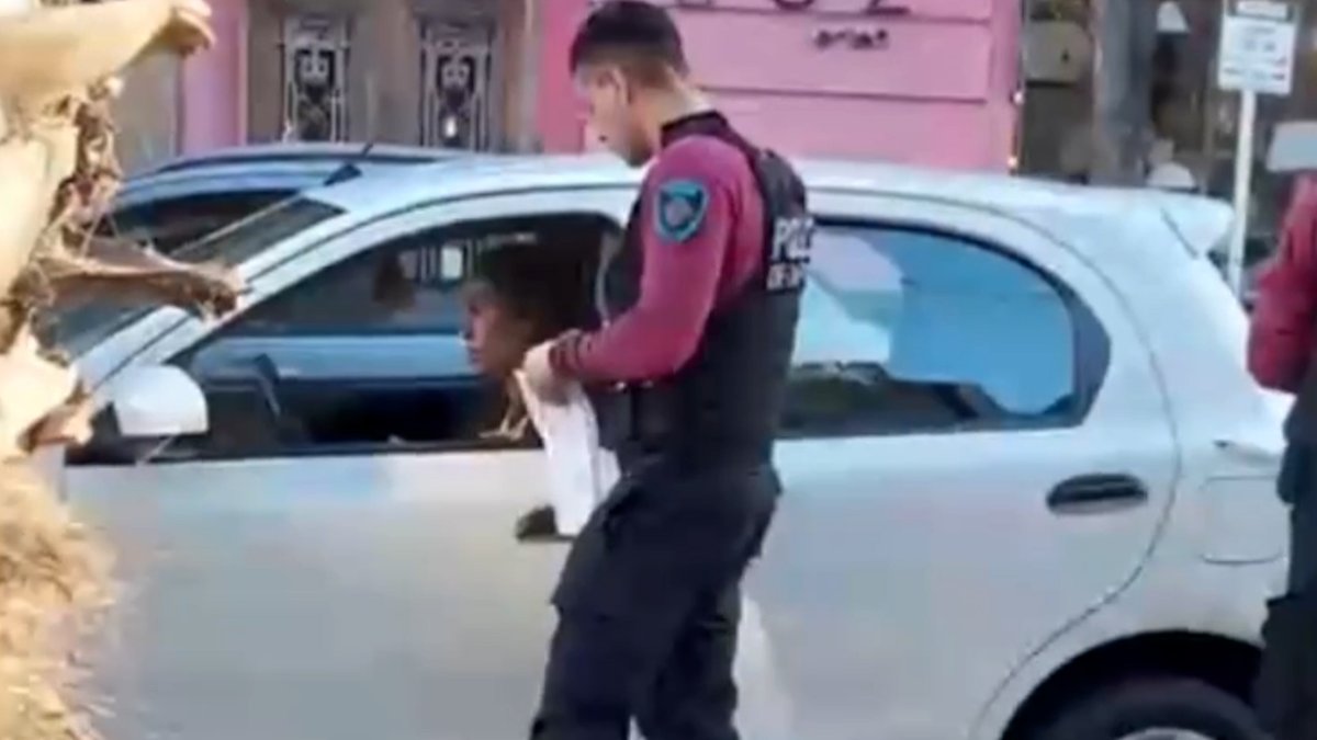 Alerta140's tweet photo. Escándalo con Ernestina Pais: chocó en Palermo pero se negó a dar los datos y rechazó a hacer el test de alcoholemia

https://t.co/EwqbCghCzr https://t.co/AzrEy5jTwd