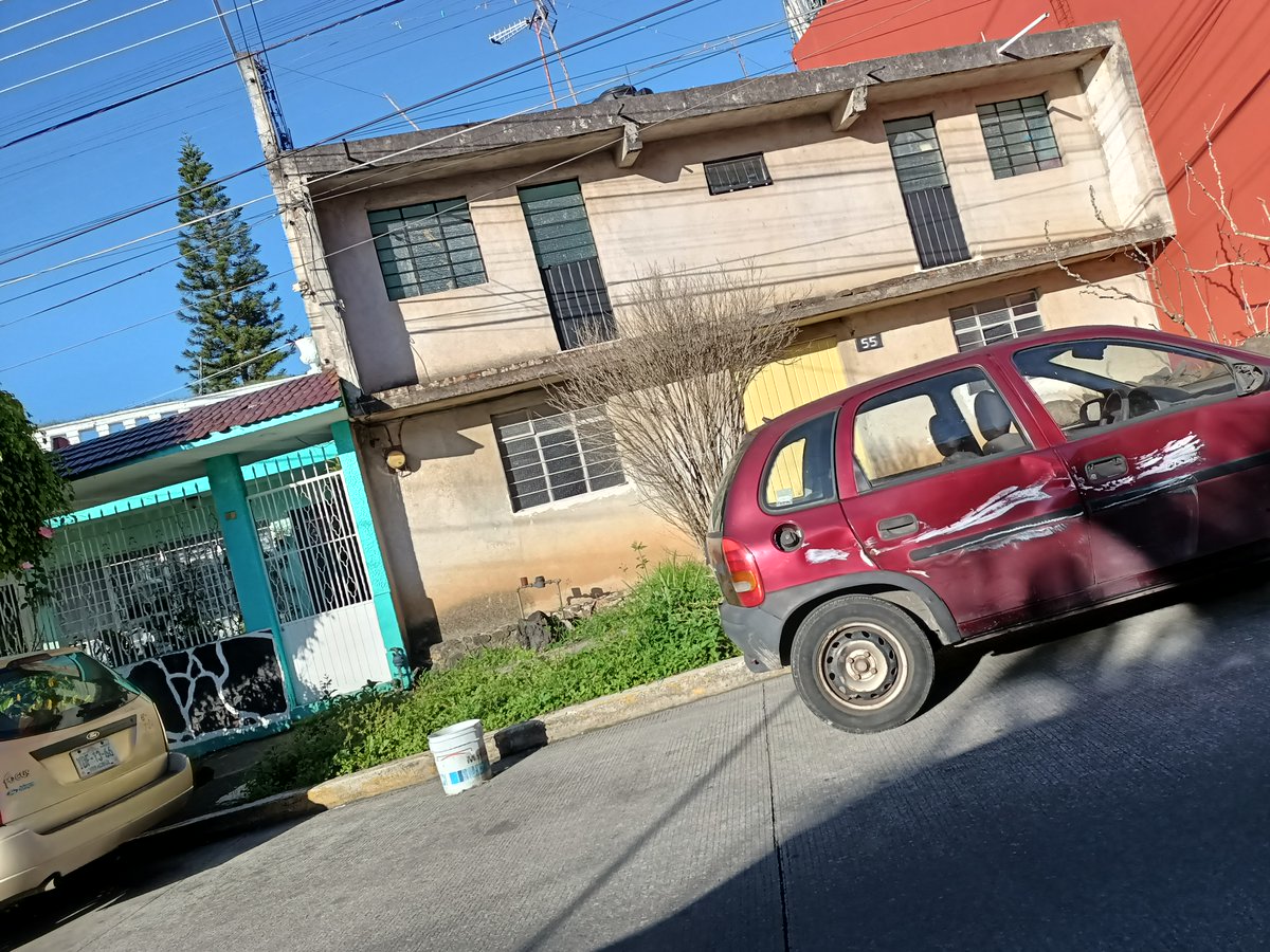 arquitectos_gpo's tweet photo. Buenas tardes, @ssptransitover @dir_transporte @VialidadXalapa podrían retirar unos autos maceta, en la calle Gabriel Garzon Esq. Pipila de la Col. el Mirador hace mas de 6 meses se encuentran ahí y es un problema para los vecinos. https://t.co/R3NqINdw1S