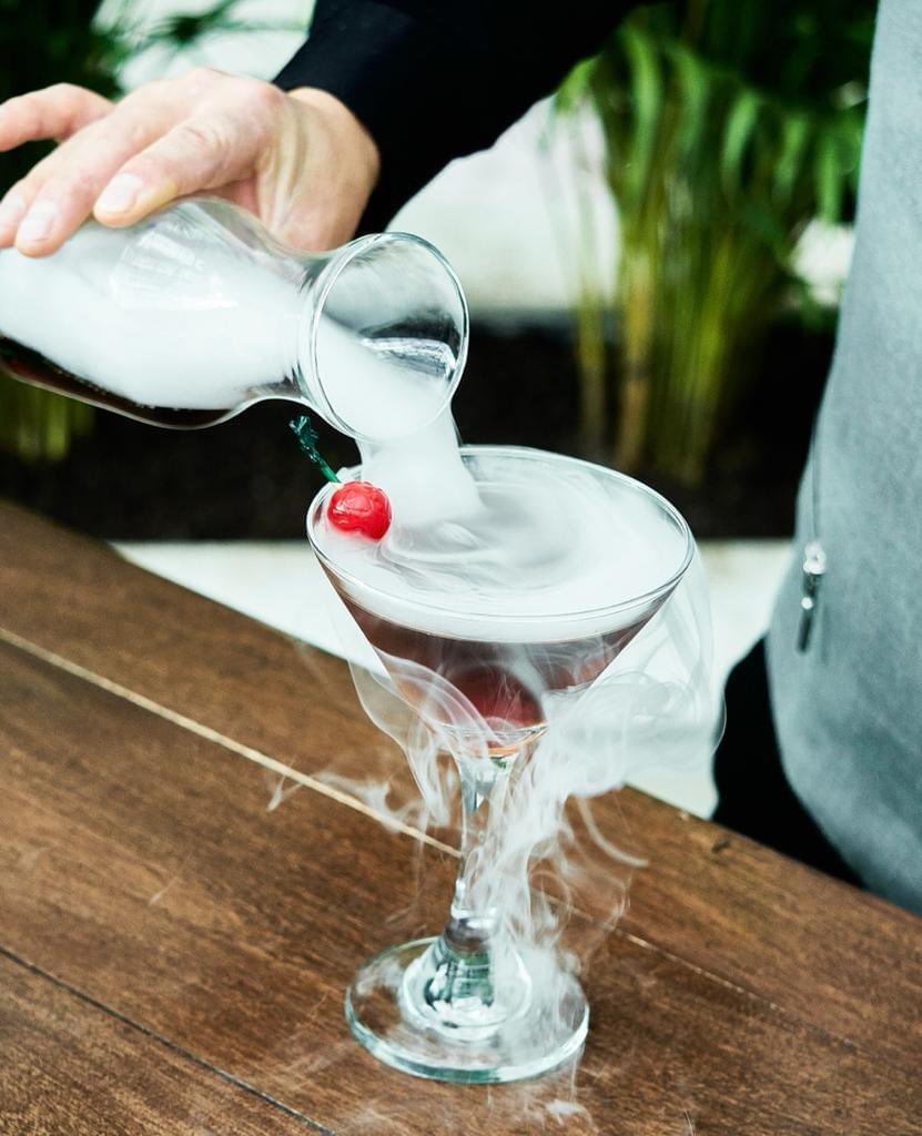 Comparte con tus amigos de una experiencia diferente.            
                                         
Atrium Bar te invita a probar su variedad de martinis y cócteles clásicos mientras disfrutas de música en vivo.

De Miércoles a Domingo de 17:00 a 22:00