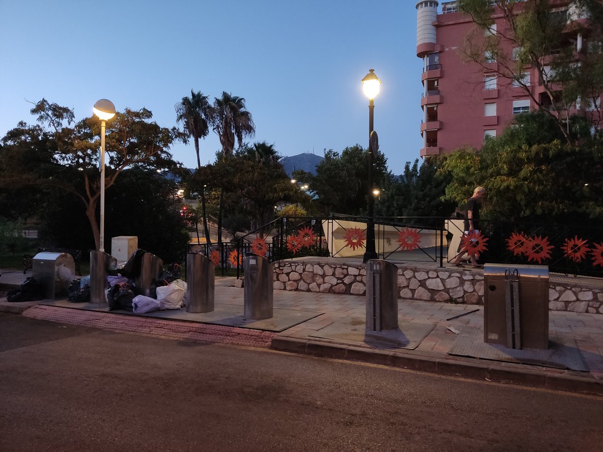 AzaharaGonRod's tweet photo. @fuengirola los vecinos estamos sufriendo la basura sin recoger desde hace 2 días en Alm. Pajares. Fotos adjuntas. Vale que falta responsabilidad cívica, pero con este calor y viento la calle está intransitable https://t.co/aWl1W98doE