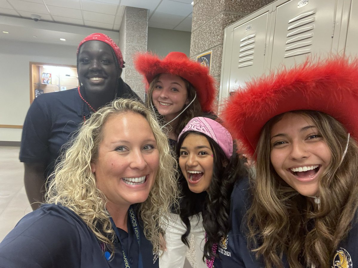 AshlieMSwanson's tweet photo. Link crew is killing it today! Love having freshman in the building! #swanieselfie @Frederick_HS https://t.co/BqGZLEQ9pS