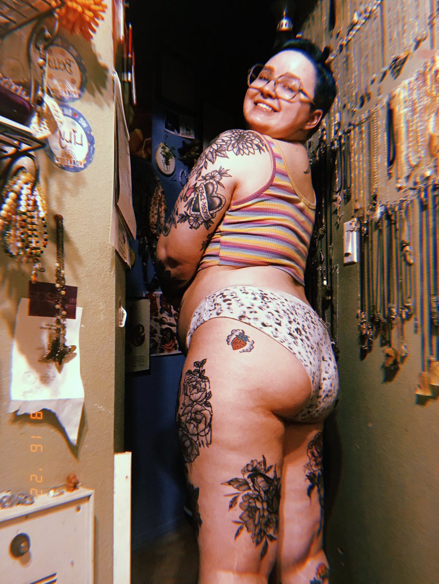 belle_junebug's tweet photo. people look like in real life. It is mostly focused on putting our best angles forward. No one looks like their Insta pics all the time. And that is okay! Anyways I love y’all and  hope this reminder is helpful for some! 💛🌼✨#bodypositive #bodyposi #BodyPositivity #bodypos 3/3 https://t.co/BcMQll8o1Y