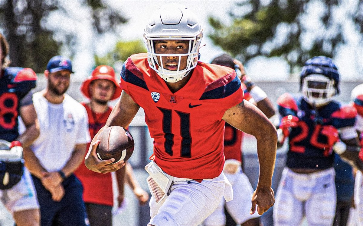 DavidKelly1290's tweet photo. #FALLCAMP NOTES: #NoahFifita ran 1st team offense Wed.
Didnβt feel he was particularly sharp overall BUT did throw two great #redzone TD passes to #TetairoaMcMillan and #DorianSinger.
My big concern batted down passes and there were a few.
#BearDownArizona
Photo: @AZATHLETICS https://t.co/m87CCKN4UP