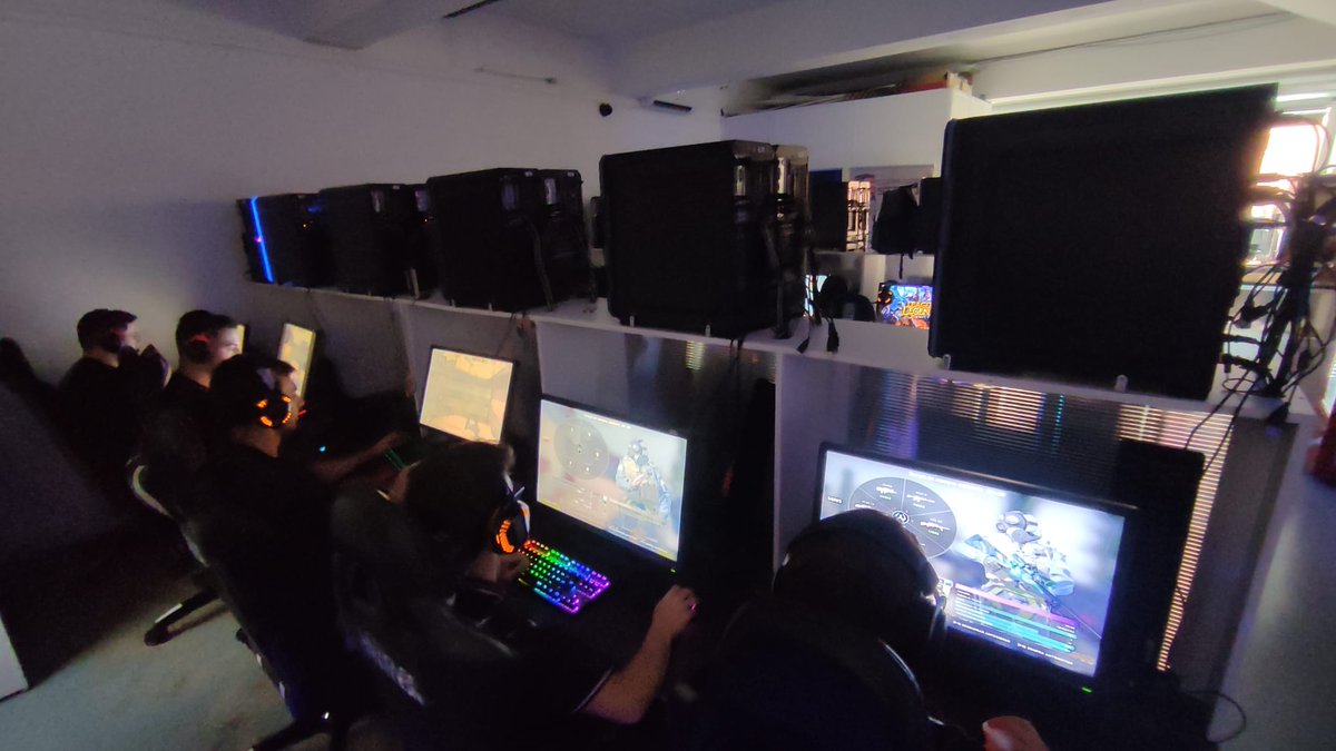 agency_clan's tweet photo. Terminou hoje, na @lnhsstation, o bootcamp dos #ExABT, vencedores do Agency Flames 🔥. 
Foi a primeira vez que esta equipa esteve junta em lan e aproveitou da melhor forma a nova parceria com a Lan House Station 🤝.
Podem contar connosco para proporcionar mais momentos destes 😎. https://t.co/XRrdWmMtiL