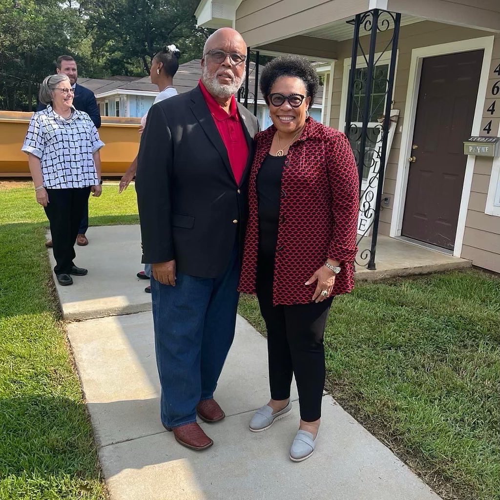 BennieGThompson's tweet photo. It was great to host Secretary Marcia Fudge in my district today. Thank you for meeting with homeowners, participating in the roundtable discussion on homeownership and asset building with Historically Black Colleges and Universities, and much more. https://t.co/EQuvxnlJtp