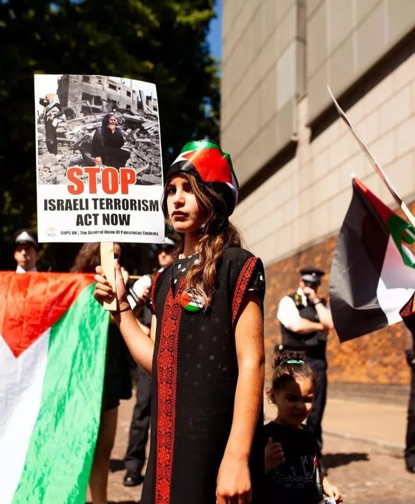 eman_m2001's tweet photo. Palestine supporters took part in a vigil in London to express their solidarity with Palestinians in Gaza and to condemn last Israeli occupation aggression on it 
#Palestina 
#Gaza 
#USA 
#Ukraine 
#Europe 
#Rusia 
#America https://t.co/xIpUK7ZuCO