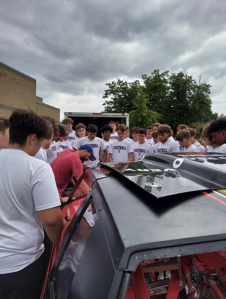 LondonderryFB's tweet photo. Today we had Coach @Clement_Time teach the boys how to change a tire. Just one of the many life lessons we have learned over the course of doubles this year! #HandH https://t.co/XuDOzjlBEB