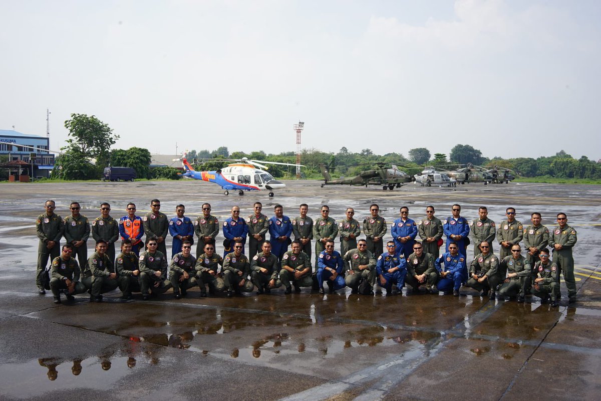 _TNIAU's tweet photo. Misi dibawah pimpinan Letkol Pnb Emanuel Simarmata melibatkan delapan Helikopter: 2 NAS-332 Super Puma Skadud 6, 2 EC-725 Caracal Skadud 8,  2 AH-64 Apache TNI AD, 2 Panther TNI AL, &amp; 2 AW-169 Polri. Terbang pada 800 ft, ukuran bendera Merah Putih 20x30 m dan berat 1,3 ton. https://t.co/yk9BWYDWkN