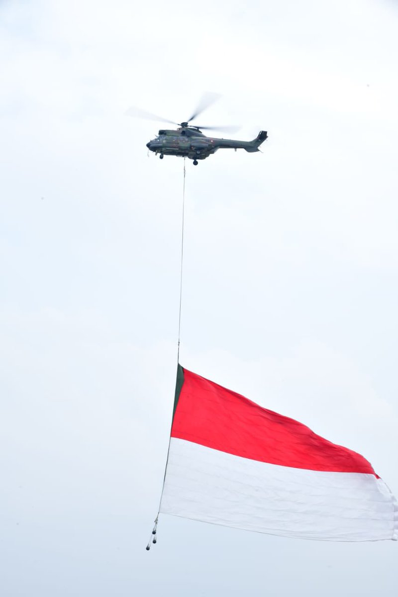 _TNIAU's tweet photo. Misi dibawah pimpinan Letkol Pnb Emanuel Simarmata melibatkan delapan Helikopter: 2 NAS-332 Super Puma Skadud 6, 2 EC-725 Caracal Skadud 8,  2 AH-64 Apache TNI AD, 2 Panther TNI AL, &amp; 2 AW-169 Polri. Terbang pada 800 ft, ukuran bendera Merah Putih 20x30 m dan berat 1,3 ton. https://t.co/yk9BWYDWkN