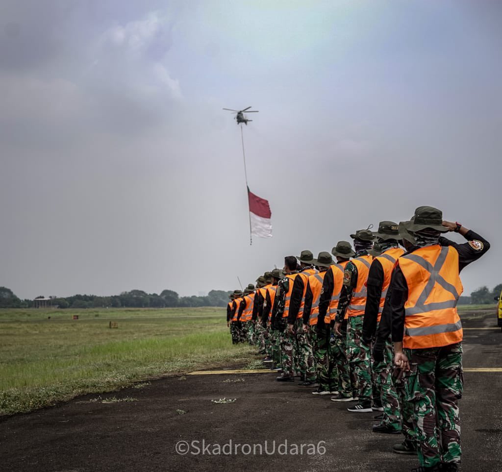 _TNIAU's tweet photo. Misi dibawah pimpinan Letkol Pnb Emanuel Simarmata melibatkan delapan Helikopter: 2 NAS-332 Super Puma Skadud 6, 2 EC-725 Caracal Skadud 8,  2 AH-64 Apache TNI AD, 2 Panther TNI AL, &amp; 2 AW-169 Polri. Terbang pada 800 ft, ukuran bendera Merah Putih 20x30 m dan berat 1,3 ton. https://t.co/yk9BWYDWkN