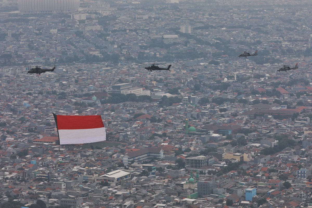 _TNIAU's tweet photo. Nusantara Flight sukses terbang melintas di atas Istana Negara sambil mengibarkan bendera Merah Putih Raksasa. Flypast tersebut dilaksanakan dalam rangka menyambut Upacara Peringatan HUT ke-77 Kemerdekaan Republik Indonesia, Rabu (17/8/2022). https://t.co/Lf6jK4WkNR