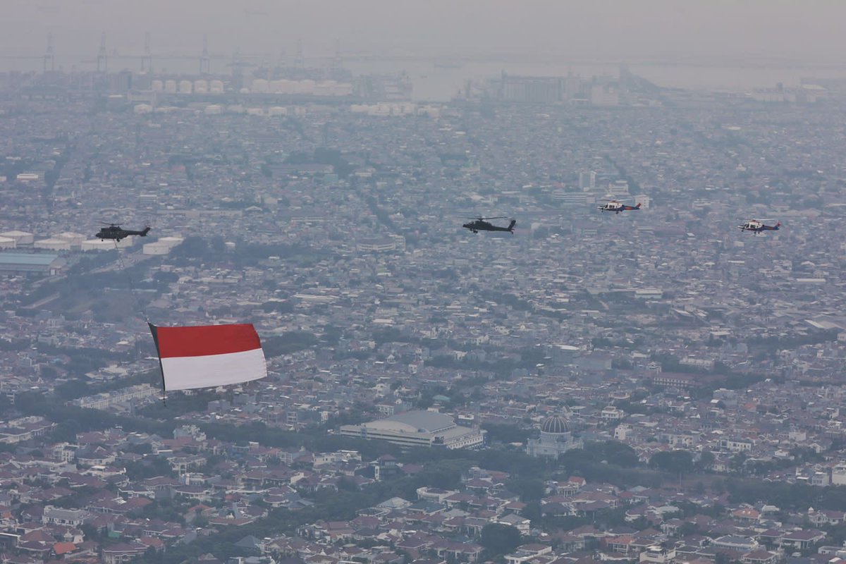 _TNIAU's tweet photo. Nusantara Flight sukses terbang melintas di atas Istana Negara sambil mengibarkan bendera Merah Putih Raksasa. Flypast tersebut dilaksanakan dalam rangka menyambut Upacara Peringatan HUT ke-77 Kemerdekaan Republik Indonesia, Rabu (17/8/2022). https://t.co/Lf6jK4WkNR