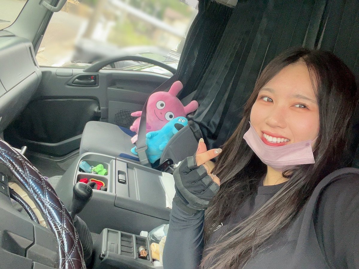 豪快にお酒を飲む女性トラック運転手 トラックめいめい さん 17万人フォロワーの超人気に 2ページ目 Togetter