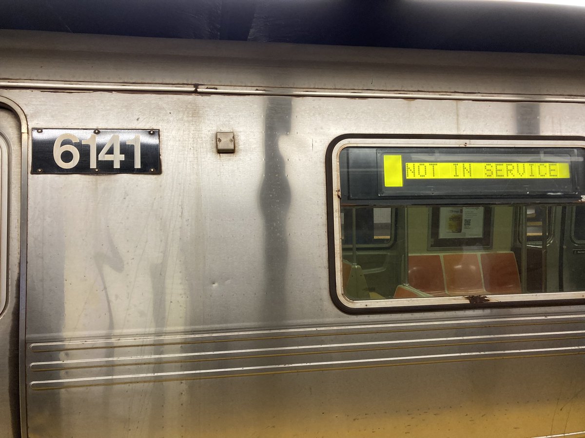 MaraRubin's tweet photo. @NYCTSubway Not here at 50th and no announcement https://t.co/mUV5g0lDfb