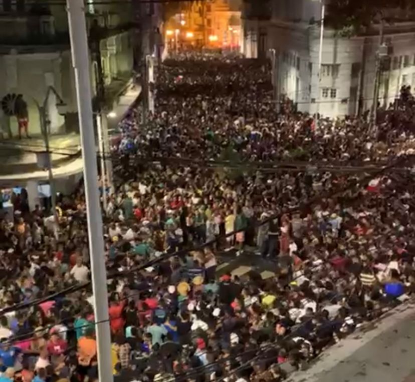 g1pernambuco's tweet photo. Vídeos mostram confusão, brigas e correria na área do show de João Gomes no Recife; público diz ter ouvido tiros => https://t.co/EG0CSgJ64q #g1 https://t.co/lisQEHB3wP