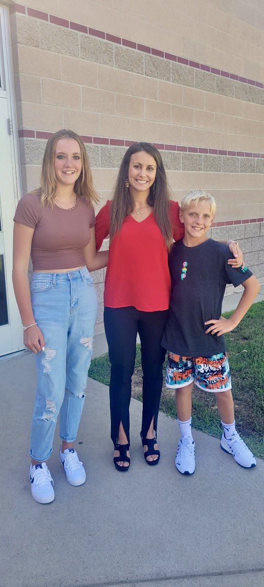 NadinePimple's tweet photo. Happy first day back! I had a great first day getting to know new students and being visited by past students! #teaching #firstdayofschoolvibes #Ilovemyjob https://t.co/RK3k5UibvO