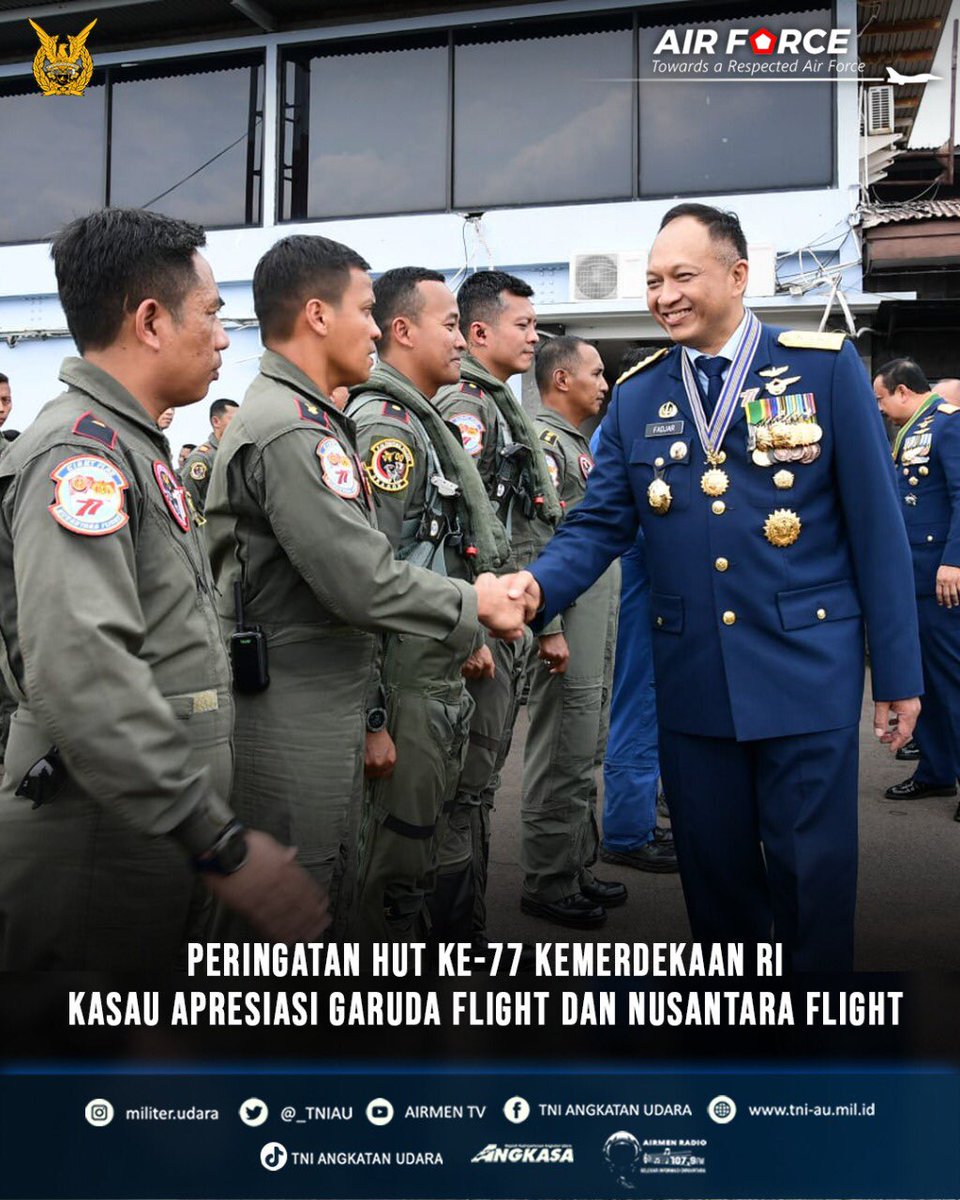 _TNIAU's tweet photo. Kasau Marsekal TNI Fadjar Prasetyo mengapresiasi kinerja para penerbang dan kru pesawat demo udara Garuda Flight serta Nusantara Flight yang sukses melaksanakan flypast di atas Istana Negara pada peringatan ke-77 HUT Kemerdekaan Republik Indonesia, Rabu (17/8/2022). https://t.co/vEWBz54xG4
