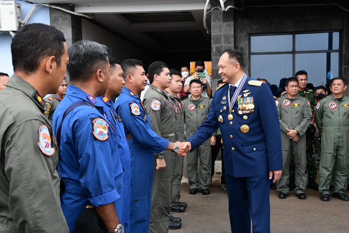 _TNIAU's tweet photo. Kasau Marsekal TNI Fadjar Prasetyo mengapresiasi kinerja para penerbang dan kru pesawat demo udara Garuda Flight serta Nusantara Flight yang sukses melaksanakan flypast di atas Istana Negara pada peringatan ke-77 HUT Kemerdekaan Republik Indonesia, Rabu (17/8/2022). https://t.co/vEWBz54xG4