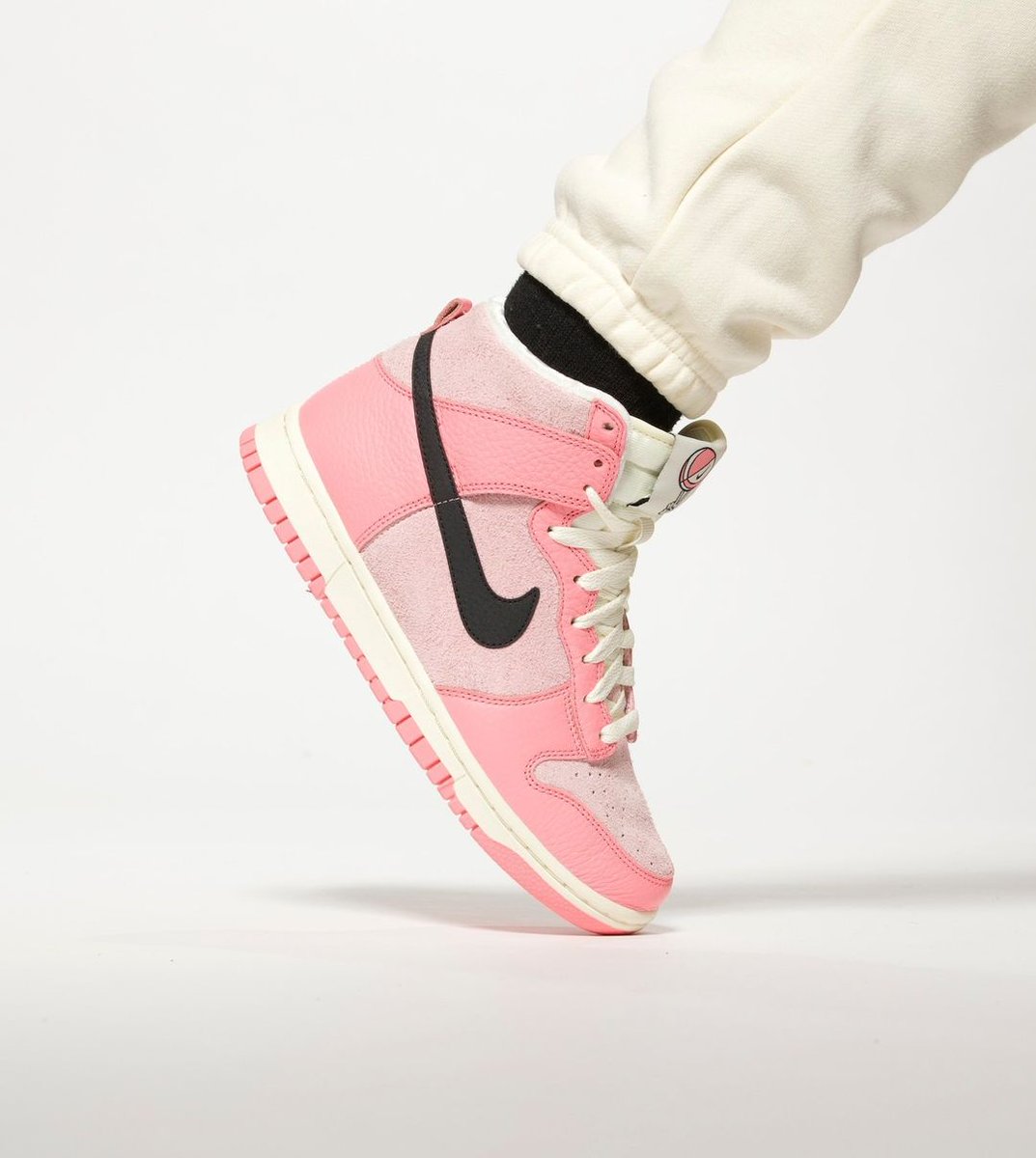 Releasing at 10AM EST 🐷
Nike Dunk High 'Legacy Pack'

FTL:bit.ly/3Avfg0v
CS:bit.ly/3QSCKlg