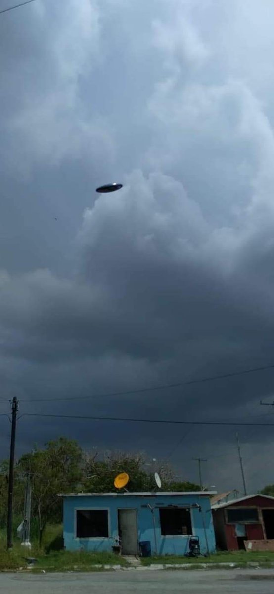 ARTUROSAND79's tweet photo. Esta foto fue tomada hoy 17/8/22 en zona rural de Tamaulipas por una persona que se hace llamar Juanito Juan, durante la tarde de este día y al querer tomar unas fotos de las nubes de tormenta, se percato de esta objeto y tomó esta secuencia, increíbles imágenes @jaimemaussan1 https://t.co/f1ZTkHU8KP