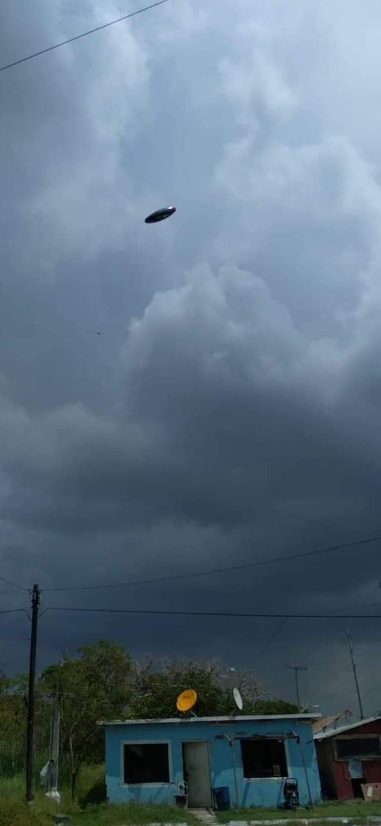 ARTUROSAND79's tweet photo. Esta foto fue tomada hoy 17/8/22 en zona rural de Tamaulipas por una persona que se hace llamar Juanito Juan, durante la tarde de este día y al querer tomar unas fotos de las nubes de tormenta, se percato de esta objeto y tomó esta secuencia, increíbles imágenes @jaimemaussan1 https://t.co/f1ZTkHU8KP