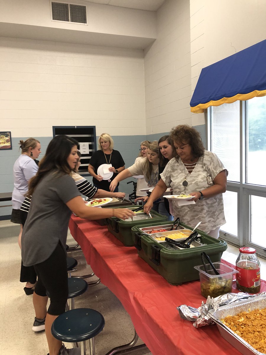 NorthBrookElem's tweet photo. Thank you Mt. Vernon for providing us with a wonderful lunch today! #BlueJayBlessed #intentional https://t.co/vlwsZlRWOs