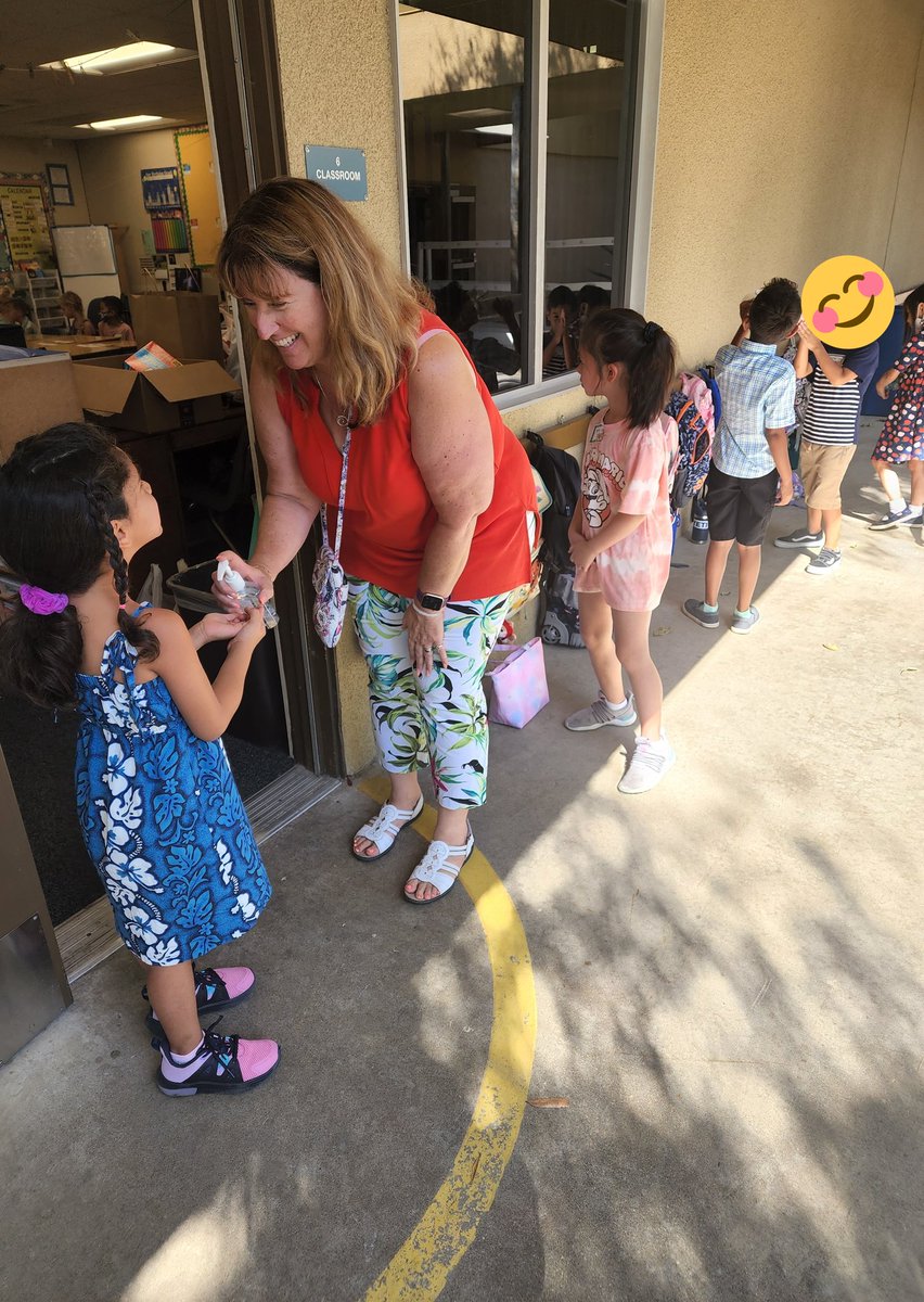 LaProfeMolina's tweet photo. What a warm 💕welcoming for #studemts &amp; #families on this #firstdayofschool, it was filled with lots of hugs &amp; smiles 😊  #pusdbacktoschool Amazing #teachers and @MindyinPoway making magic happen at Rolling Hills. Go Pumas! @PowayUnified https://t.co/5wciiF3S0E