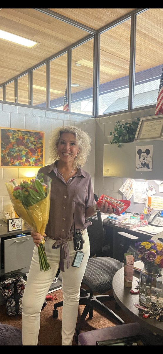 Mjackson3773's tweet photo. Just when I’m missing my first day of school flowers from my daddy, I get a bouquet and candy delivered from my daughter. ❤️❤️ https://t.co/OJqVGRh1Te