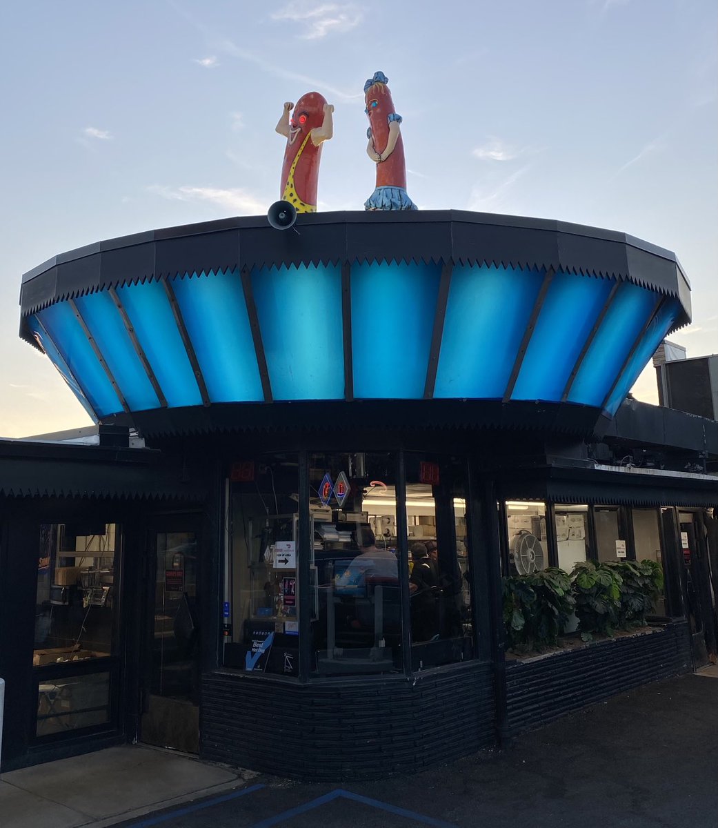 BlairKamin's tweet photo. What a neon-lit pleasure to be at Superdawg and I haven’t even eaten yet! From the iconic Maurie and Flaurie hot dog sculptures to the blue, O’Hare control tower-inspired “pavilion” out back to the exuberant diamonds (inspired by 50s garage doors), the place rocks architecturally https://t.co/Xhe29SsdQW