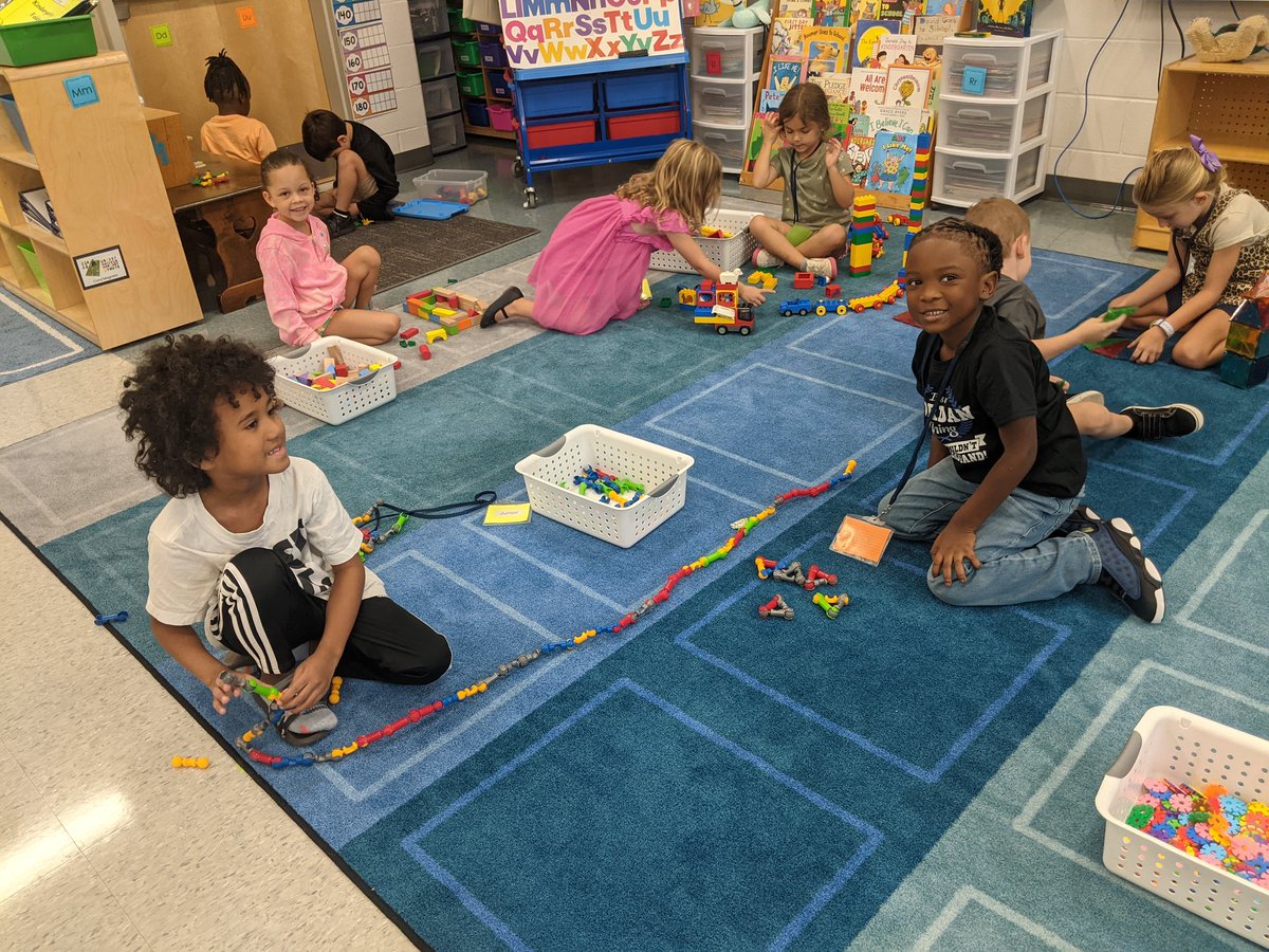 MrsECrews's tweet photo. My #K5ShiningStars are all smiles for their first days of kindergarten!!😀♥️ @WhiteKnollElem #LoveWins https://t.co/CjAWNKBB2k