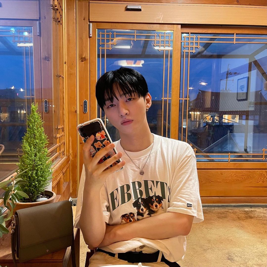 Kpopidol_closet's tweet photo. [ 220817 윤지성 인스타그램 옷, 패션 정보 ]

🤍윤지성
• 브랜드: EBBETSFIELD 이벳필드
• 제품 (상의, 티셔츠): 
보더콜리 퍼피 반팔티 화이트

➡️https://t.co/7fA6IS2Otb

#YoonJisung #윤지성 https://t.co/Ic7PxrGhWO