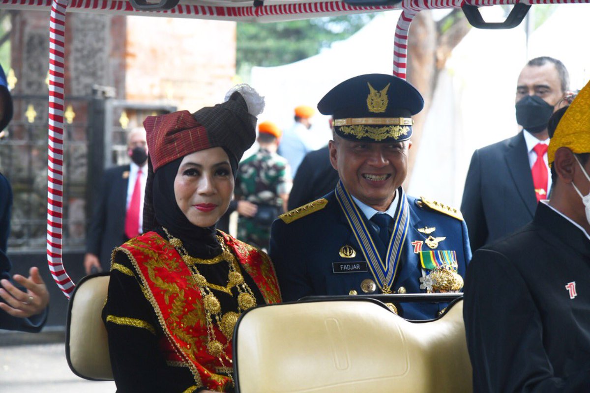 _TNIAU's tweet photo. Kasau Marsekal TNI Fadjar Prasetyo menghadiri upacara Penurunan Bendera Merah Putih HUT ke-77 Kemerdekaan Republik Indonesia, Rabu (17/8/2022).

Kasau didampingi Ketum PIA Ardhya Garini Ibu Inong Fadjar Prasetyo, dengan mengenakan pakaian adat Minangmagek Bukittinggi. https://t.co/VUUxQHLV8L