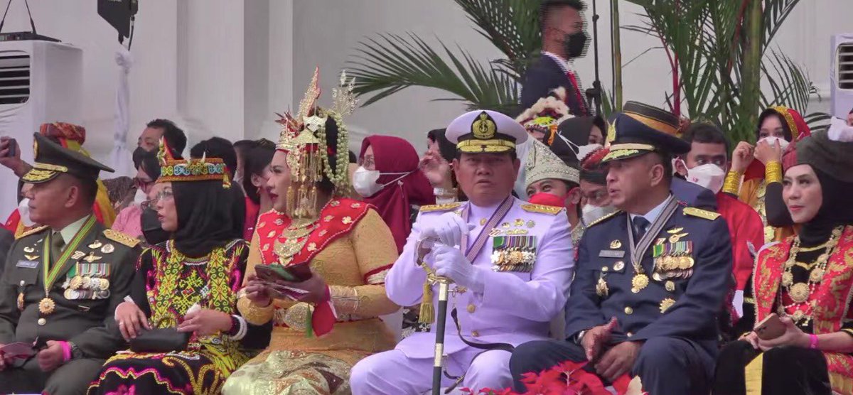 _TNIAU's tweet photo. Kasau Marsekal TNI Fadjar Prasetyo menghadiri upacara Penurunan Bendera Merah Putih HUT ke-77 Kemerdekaan Republik Indonesia, Rabu (17/8/2022).

Kasau didampingi Ketum PIA Ardhya Garini Ibu Inong Fadjar Prasetyo, dengan mengenakan pakaian adat Minangmagek Bukittinggi. https://t.co/VUUxQHLV8L