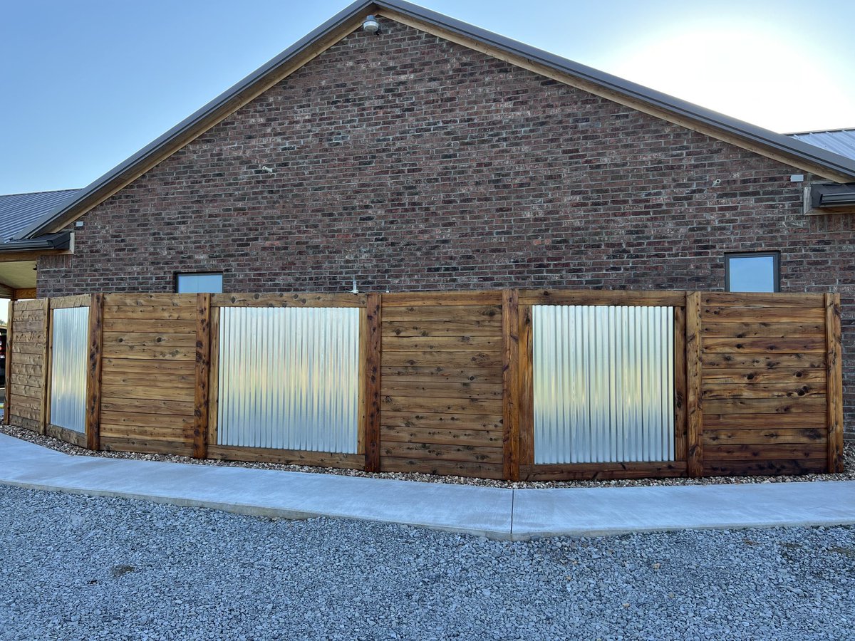 WalkerFarmFam1's tweet photo. Cedar privacy fence was a little faded.. before and after stain #DIY https://t.co/tPFjnI5Pji