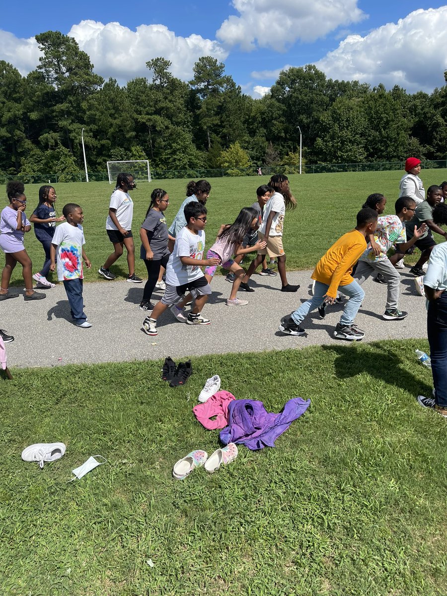4th grade had a health walk/run today at school. Parents were invited to come watch and they brought some healthy snacks to celebrate our healthy foods and exercise unit! @ ms viers and Ms Clark  <a href="/EastGarnerES/">East Garner Elementary School</a> <a href="/oanderson2016/">Odessa Anderson</a> <a href="/EducatorAllain/">Austin</a>