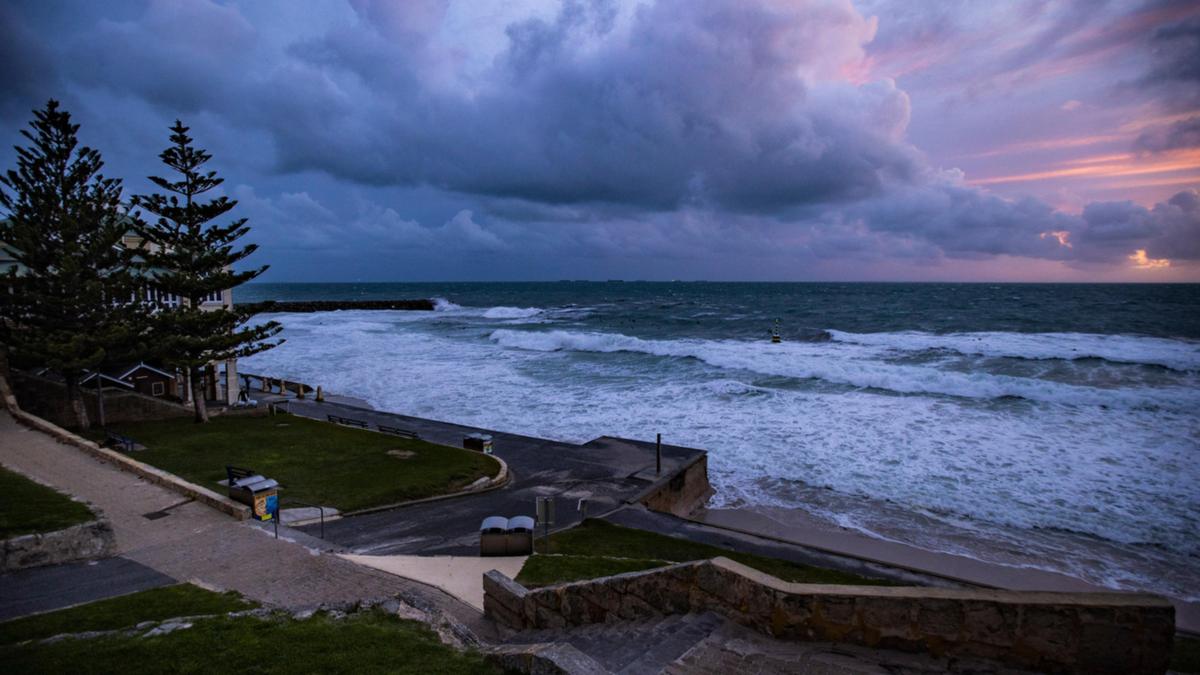 westaustralian's tweet image. Perth has shivered through an early morning cold snap, with the temperature plummeting as the storm clouds cleared. bit.ly/3puzUHH