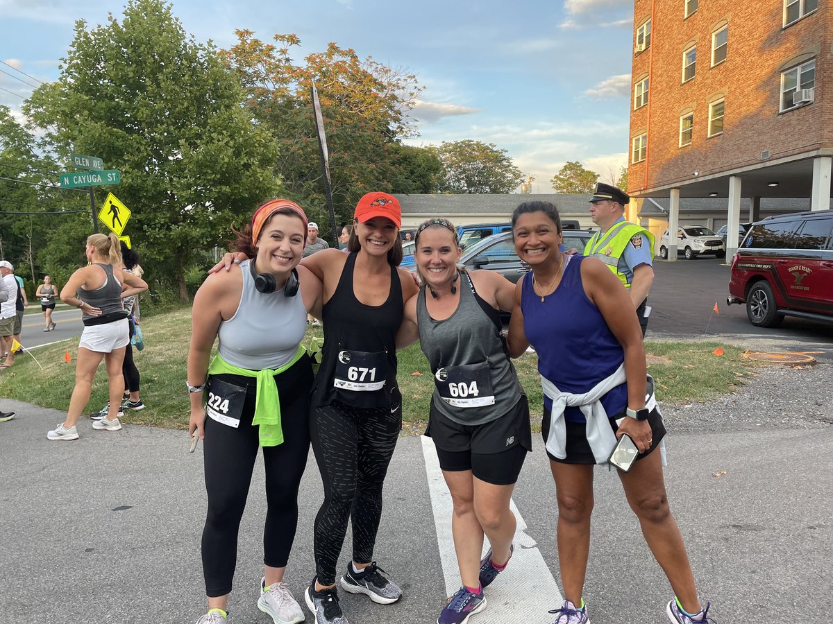 MusicGlendale's tweet photo. Glendale represents! Awesome Moonlight Run with these ladies:)  @nujie73 @GlendaleSH @kdelaplante #teacherswhorun https://t.co/KH4wSmLKrz