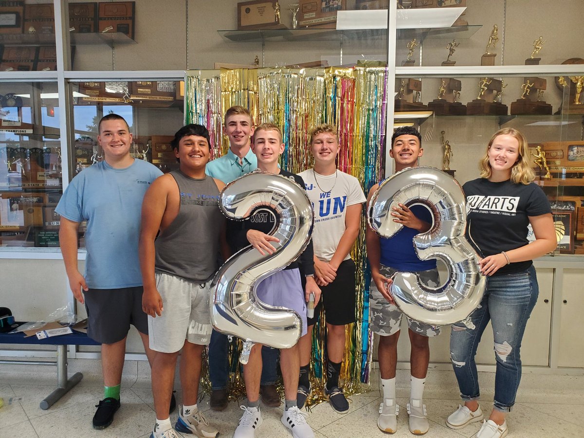 Students,  stop by the STUCO selfie station inside the front doors and take a photo of your first day.  

Thank you to these STUCO members for giving tours to our 7th grade and new students. 

It's a great year to be a TIGER!!!

#sjhtigerpride