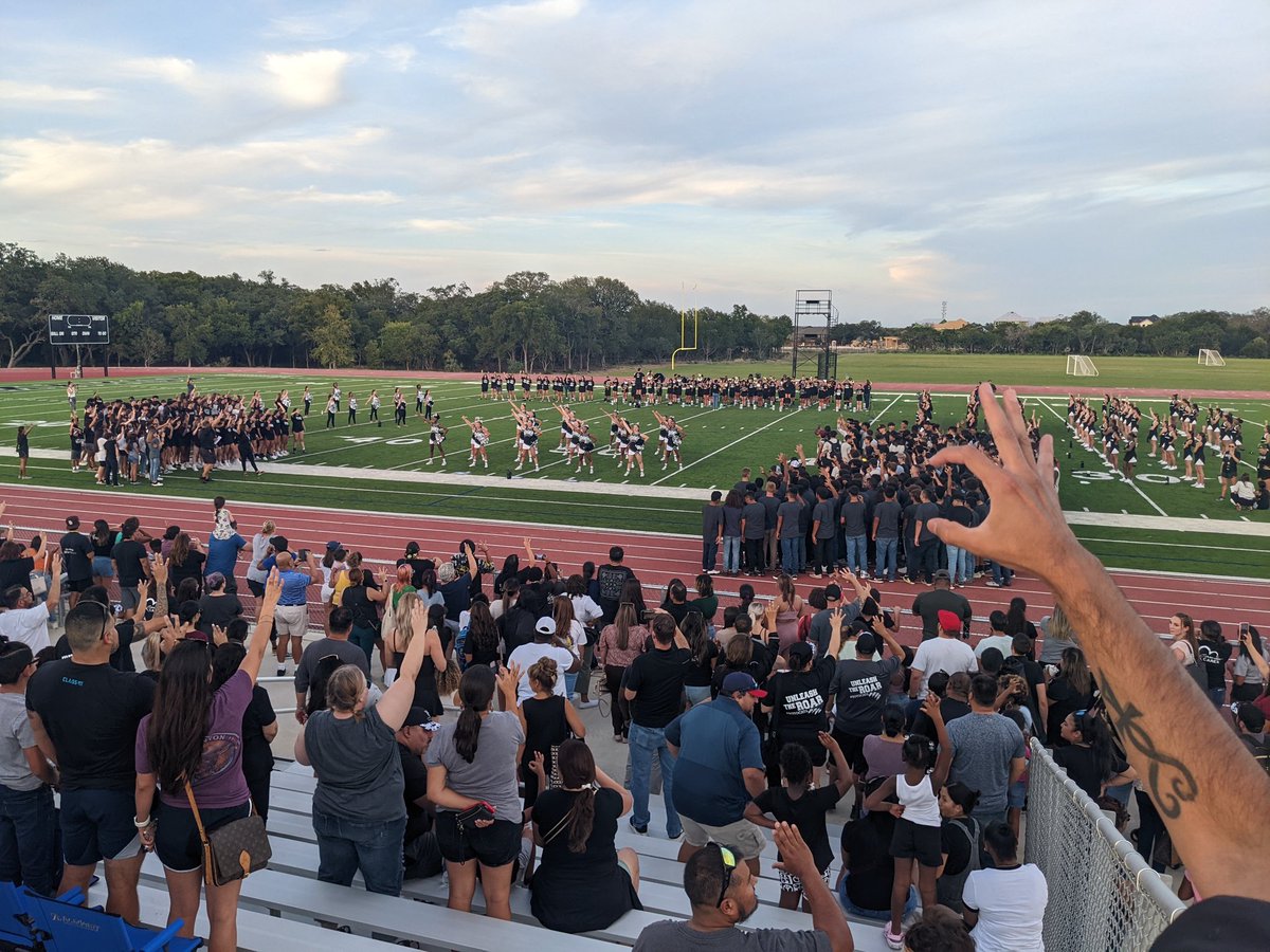 RamirezRainbow3's tweet photo. First ever #Meetthewildcats at @NISDSotomayor! @NISD Loved seeing all #sotocats come together. https://t.co/ptfGH3t0Mc