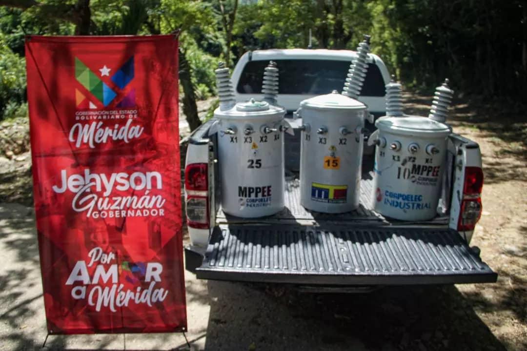 Sofi_256lp's tweet photo. El Sistema 1x10 del Buen Gobierno impulsado por el presidente @NicolasMaduro continúa dando respuestas al pueblo, este miércoles el gobernador @JEHYSONGUZMAN hizo entrega de 3 transformadores para comunidades rurales del municipio Antonio Pinto Salinas.

#MaduroPuebloTrabajador https://t.co/9Y6hELBWD4