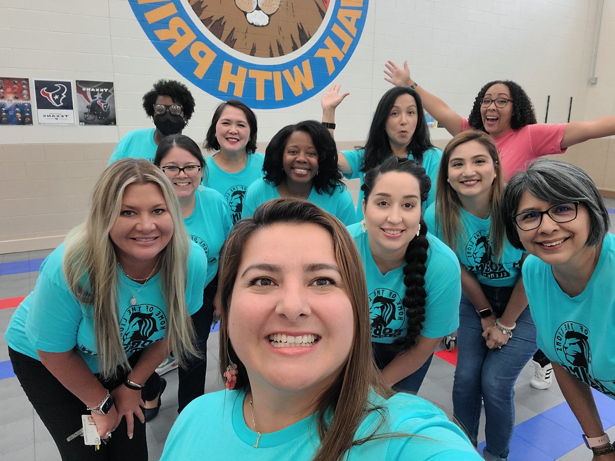 Ms_VillamizarBL's tweet photo. Team picture day! #FirstGradeTeacher #FirstGradeTeam #BilingualTeacher #MRobPRIDE #WhereAdventureAwaits @MRobinsonElem @CyFairISD #usie https://t.co/8Y2Vwh1B1L