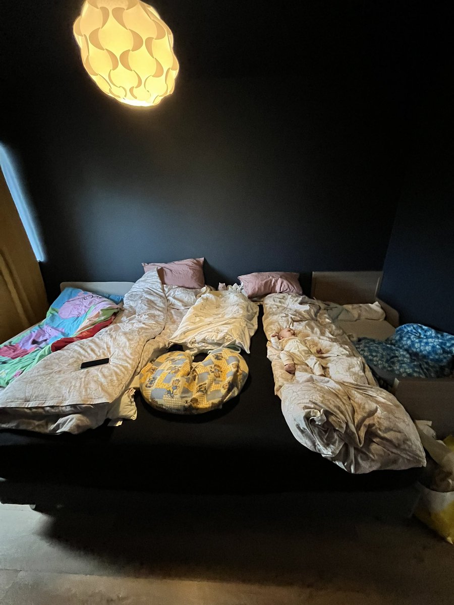 Segðu mér að þú eigir mörg börn án þess að segja mér að þú eigir mörg börn.
Þess má geta að hjónarúmið er 2x2 metrar 😅